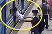 【動画】ホームで気を失って入ってきた電車との隙間に消えてしまった女性(((ﾟДﾟ)))