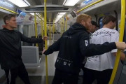 ロンドン地下鉄で電車を降りて隣駅まで激走したら同じ電車に乗り込めるのか…パルクール集団のクレイジーな挑戦