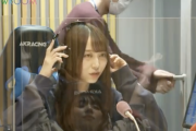 【乃木坂46のANN】新内眞衣さん、椅子でリラックスしてる様子がアクリル板に映っててワロタwwwwww