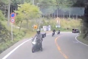 【動画】道志みちでカーブを曲がれなかったバイクが突っ込んでくるドラレコ。