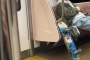 【悲報】スケーターさん、電車内でイキって喫煙してるところを撮られてしまう