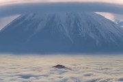 外国人「素晴らしい…日本の富士山はなんて幻想的なんだ」