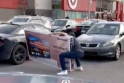 買う前に考えてｗｗｗ75インチテレビをセダンで持ち帰ろうとする男ｗｗｗ