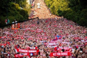ノルウェー代表、初のW杯8強入りで王宮前に９万人殺到「狂気とも言える光景だ」ソルバッケン監督が祝賀ムードに感激