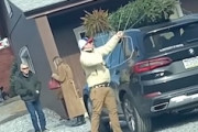 大きなクリスマスツリーを車で持ち帰りたいおじさん、致命的なミスを犯すｗｗｗ