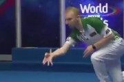 【動画】Indoor Bowlsという見知らぬ競技の選手の技術力がハンパねぇ！！遠くから投げたボールが合間を縫って･･･