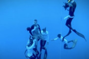 世界記録挑戦中に失神したフリーダイバーの命を救ったチームのGJ動画。