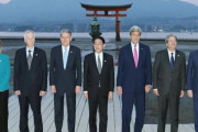 【悲報】G7首脳サミットさん、明らかに合成みたいな記念撮影をしてしまう・・・・・