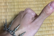 【朗報】実家帰省で暇すぎワイ、部屋を探索したところ中学の時に小遣いで買ったアクセサリーを発見！！