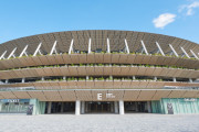 【悲報】新国立競技場 木漏れ日を再現したせいでピッチが見づらい