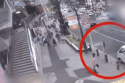 テレポート？道路標識から突如現れた男性の姿が監視カメラにとらえられる