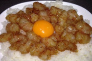 ( ヽ´ん`)  ｢いま流行の海老ユッケ丼作ってみたんだが、どうだ？｣