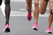 【悲報】高校駅伝、上位陣がピンクの厚底ナイキシューズ(1足3万)だらけ・・・日本陸連「この流れはさらに加速する」