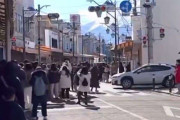 富士山絶景スポットで数十人が撮影で滞留、青信号でも車通れず...　中国人団体客？の迷惑行為動画が拡散
