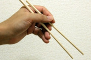33歳ワイ、正しい箸の持ち方の訓練を始める