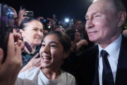プーチン大統領“市民らとふれあう”映像少女と自撮りも