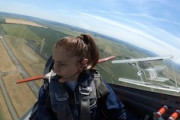 飛行中にコクピットのキャノピーが突然全開に。女性パイロットの投稿動画が話題に。