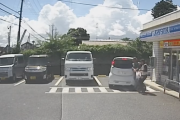 ローソンで轢き逃げした車　ナンバー放置にドラレコ動画まであるのに未だ捕まらず