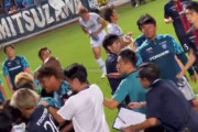 【動画】試合中の乱闘の最中、後ろで一人シャドーボクシングをしている奴がいると話題にｗｗｗ