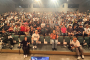 【画像】松本人志さん、大勢の若いファンに囲まれてご満悦wwwwwwwwwwwwww