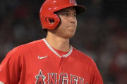 【悲報】エンゼルス大谷、サヨナラ勝ち後大盛り上がりのクラブハウスで1人無表情で帰り支度