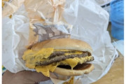 【画像】マクドのハンバーガーを買った人　激怒