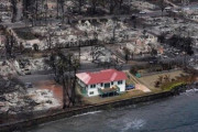 ハワイの山火事で辺り一面焼け野原になる中、一軒だけ全くの無傷の家が出現→燃えなかった理由がｗｗｗｗｗ