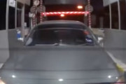 【動画】張り付き運転で料金所の支払いの逃れようとする輩を絶対に許さない。