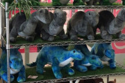 【画像】ダイソーに恐竜が大挙して現れる