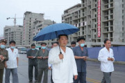 北朝鮮の金正恩総書記が高級住宅街の建設現場を視察…米韓軍事演習さなかに民生重視！