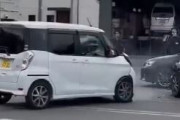 【動画】高齢ドライバー、駐車場でアクセルとブレーキを踏み間違えて暴走