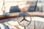 車のエンブレムで1番カッコいいのはメルセデスベンツですが！