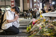 【悲報】安倍晋三に献花しに来た普通の日本人さん、道路上に献花してしまうｗｗｗ　#安倍晋三
