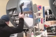 マスク未着用トラブルでスーパーに殴り込んだ男の動画がヤバすぎｗｗｗ