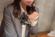 制服でワインを飲むアイドル…