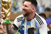 メッシさん「代表を引退するつもりはないよ。W杯王者として、アルゼンチン代表でプレーし続けたい」