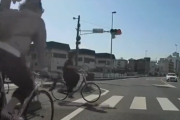【動画】ロードバイク乗りさん、信号無視して別の自転車と事故る・・・・