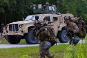 ガトリングガン搭載のL-ATV軽装輪装甲車の支援下でパトロール訓練を実施…米海兵第2海兵師団！