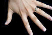 【夫婦】妻が元カレから貰った指輪を今も付けてます　それも右手や左手の薬指に　皆さんならどうしますか？