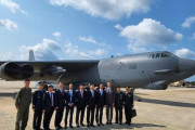 韓国国防部、米軍核爆撃機の視察写真を公開…北朝鮮に「お前なんかB-52で十分だ」とのメッセージ！