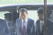 【高市悲報】麻生太郎さん、ものすごい顔で官邸入り