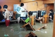 台風で洪水発生も水浸しのままゲームに興じる少年たちが話題にｗｗｗｗｗ