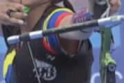 かわいすぎると話題のアーチェリー選手、政治的タトゥーがあると問題視される ⇒ 長袖の服でプレー