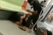 【動画】 電車内で、黒人と中国人がケンカ　誰も助けず　