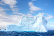 沖縄よりもデカイ氷山が南大西洋を漂流中。12月にサウスジョージア島に激突し島が沈没。これが温暖化