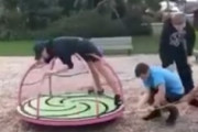【動画】公園の回転遊具を使った危険な遊び。笑ろてるけど笑えない(ﾟoﾟ)