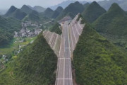 大胆すぎる。山をごっそり削って建設した中国の高速道路