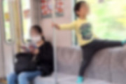 この前バズった電車の椅子で遊んでる子供とそれを注意しない母親の盗撮画像　盗撮はダメなのは前提だけど「満員電車じゃないからいいじゃん」とか親子擁護が多くてビックリした