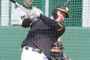 阪神・佐藤輝が“今季1号”　フリー打撃で宜野座のバックスクリーンへ スタンドの虎党も釘付け
