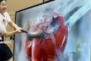 【動画】中国の女の子「よっしゃ！ハンマーで４Kテレビ殴ったろ！」